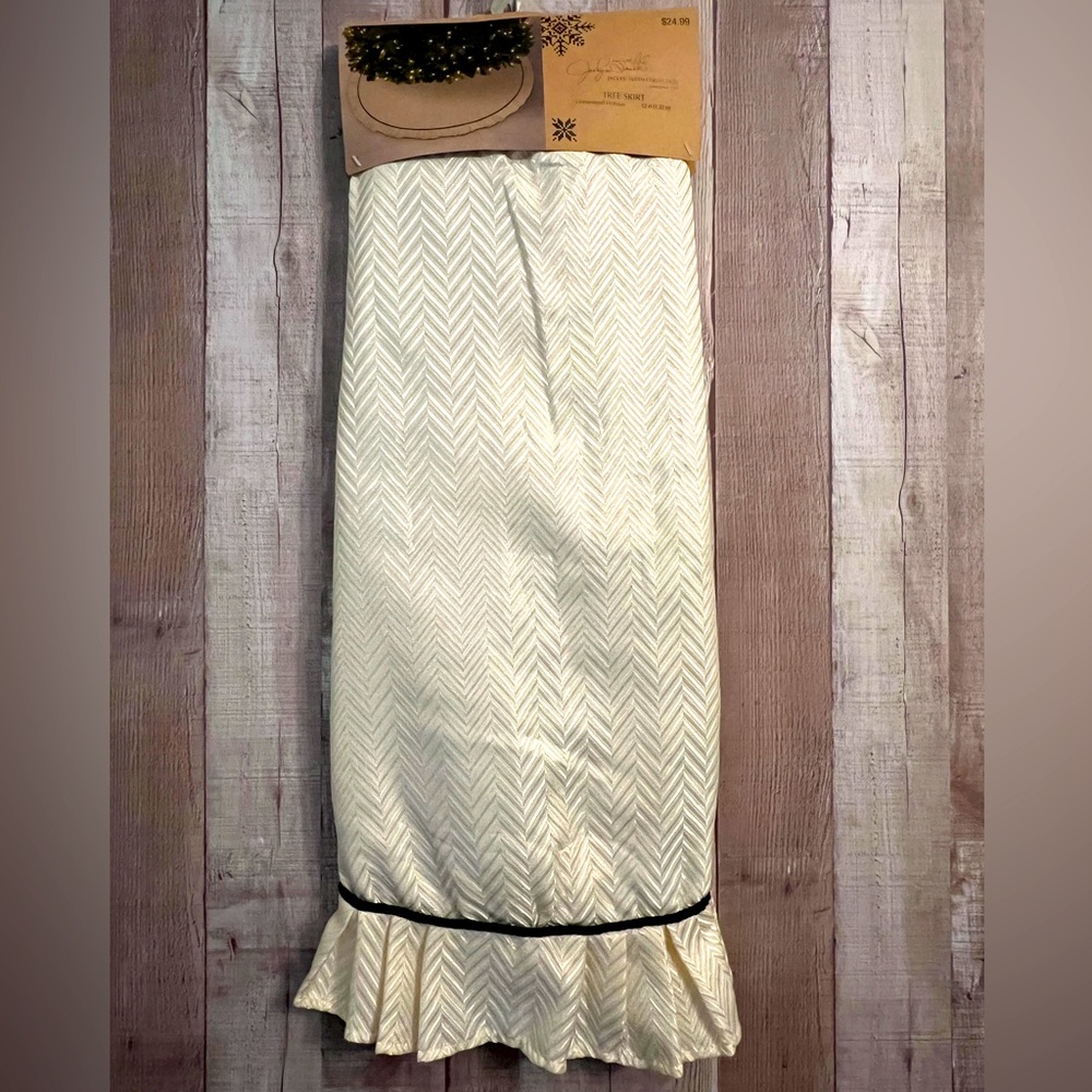 Off white tree skirt, NWT